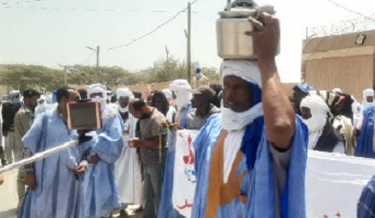 Des pêcheurs brandissent des marmites en protestation de la suspension des activités leur permettant de subsister