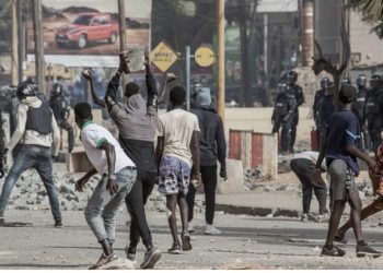 Le Sénégal enquête sur des hommes armés en civil lors des manifestations