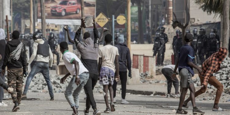 Le Sénégal enquête sur des hommes armés en civil lors des manifestations