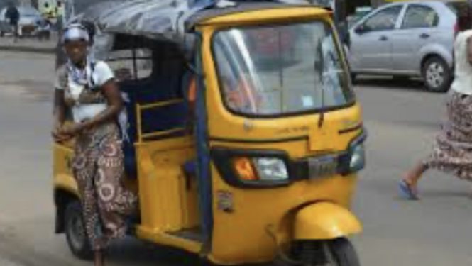 Qu&rsquo;est-ce qui se cache derrière l&rsquo;interdiction de circulation des Tuk-tuk dans les quartiers