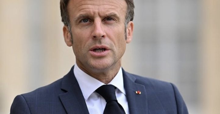 Macron: “Notre ambassadeur reste en poste au Niger”