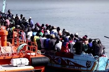 Près de 3 000 arrivées aux Canaries en août : les ONG, débordées, demandent l’aide de l’État