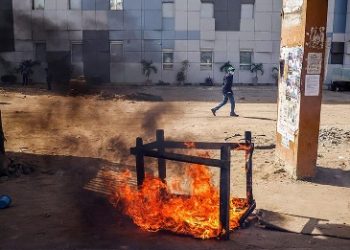 Sénégal: premiers heurts après un report à hauts risques de la présidentielle