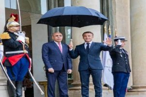 Des photos de Macron tenant un parapluie au dessus de la tête du Président mauritanien Ghazouani font le buzz sur les réseaux sociaux