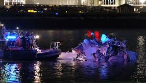 Etats-Unis : un avion de ligne s'écrase à Washington après avoir percuté un hélicoptère