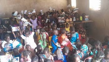 Distribution officielle de kits scolaires au jardin d’enfants Dar-Salam du village de Ferrallah.