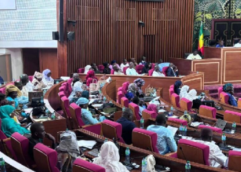 Sénégal : l’opposition boycotte, les députés votent et le président annonce un référendum