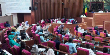 Sénégal : l’opposition boycotte, les députés votent et le président annonce un référendum